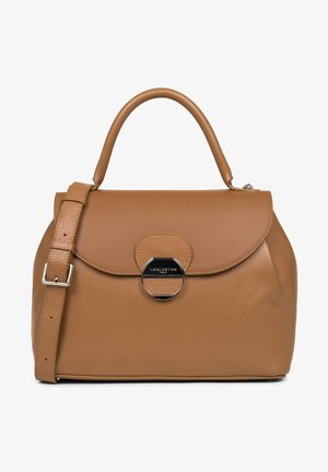 Taschenhandtasche aus braunem Leder mit einer strukturierten Form, abgerundetem Oberteil und einem Klappenverschluss mit einem schwarzen, runden Verschluss. Enthält einen abnehmbaren Schultergurt.