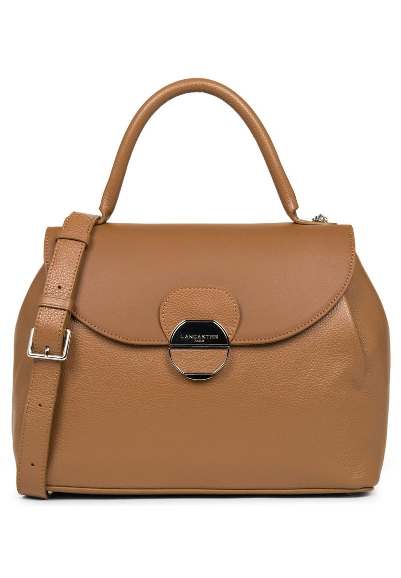 Borsa a tracolla in pelle color tan con forma strutturata, parte superiore arrotondata e chiusura con patta dotata di un clasp circolare nero. Include una tracolla rimovibile.