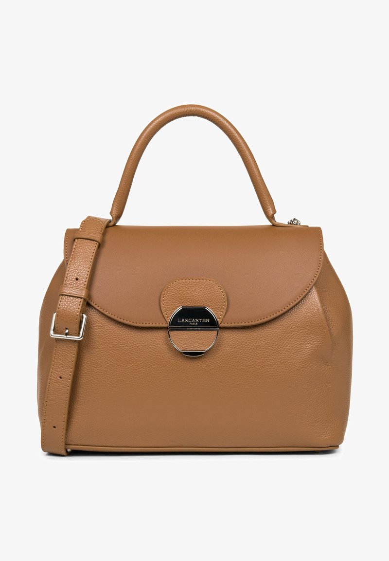 Borsa a tracolla in pelle color tan con forma strutturata, parte superiore arrotondata e chiusura con patta dotata di un clasp circolare nero. Include una tracolla rimovibile.