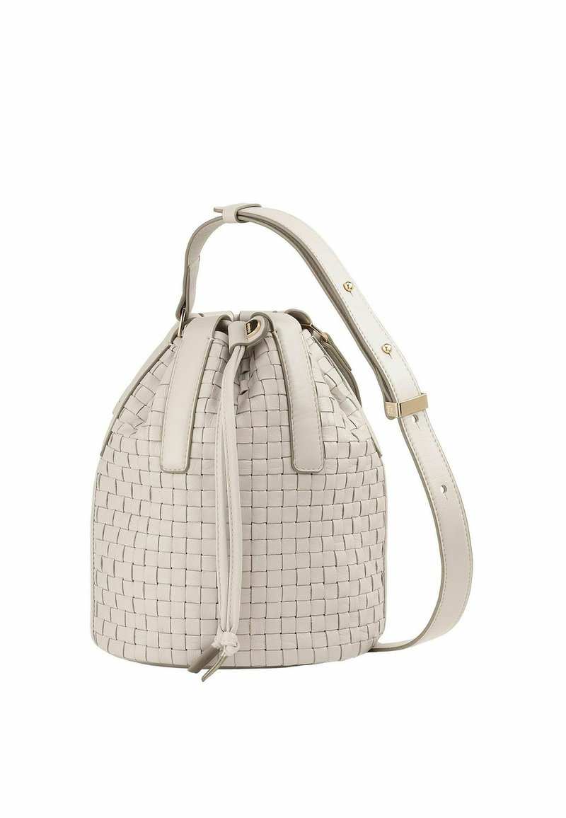 Gevlochten leren emmer tas in gebroken wit met een trekkoordsluiting, verstelbare schouderriem en gladde accenten. Heeft een ronde bodem en een gestructureerd ontwerp.