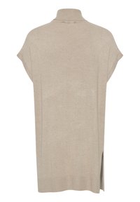 Beżowy sweter z dzianiny z wysokim kołnierzem, krótkimi rękawami, bocznymi rozporkami i luźnym krojem. Miękka tekstura na całej powierzchni materiału.