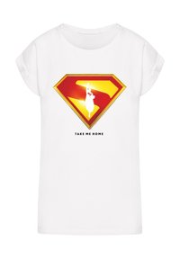 Weißes Kurzarm-T-Shirt mit einem großen roten und gelben Diamantemblem, das eine weiße Silhouette im Inneren zeigt, sowie dem Text "NIMM MICH MIT NACH HAUSE" darunter.