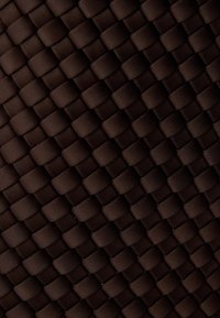 Καφέ υφασμάτινο υφαντό με υφή μοτίβου, που διαθέτει σφιχτά, ορθογώνια υφαντά τμήματα και ομαλή, σατινένια επιφάνεια.