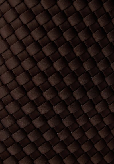 Καφέ υφασμάτινο υφαντό με υφή μοτίβου, που διαθέτει σφιχτά, ορθογώνια υφαντά τμήματα και ομαλή, σατινένια επιφάνεια.