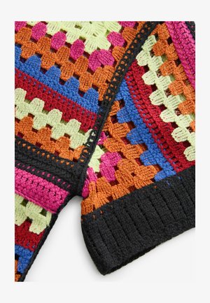 Cardigan all'uncinetto con motivi geometrici colorati in filati rosa, verde, arancione, rosso e blu, con un bordo a coste nero.