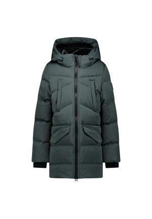 Dunkelgrüne gesteppte Winterjacke mit Kapuze, Frontreißverschluss und mehreren Reißverschluss- und Klappentaschen, von vorne auf weißem Hintergrund gezeigt.