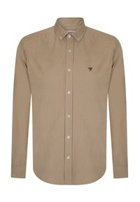 Langærmet skjorte med knapper i beige stof, som har en klassisk krave, hvide knapper og et lille brunt logo på brystet.