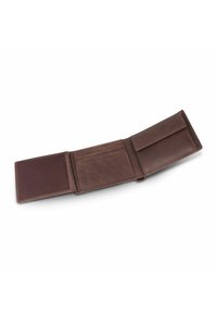 Portafoglio in pelle marrone aperto, con diversi slot per carte, una sezione trasparente per l'ID e una grande tasca, tutti con una finitura liscia.