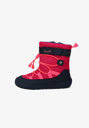 Botte imperméable rose et marine avec une semelle en caoutchouc, présentant des lacets élastiques, un col rembourré et un renfort au niveau de la pointe. Marque visible sur la sangle.