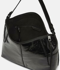 Borsa a tracolla in pelle nera con finitura lucida, dotata di chiusura con zip, superficie testurizzata e tasche interne per un'ottimale organizzazione.