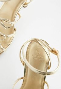 Next FOREVER COMFORT MULTI BOW REGULAR FIT - Riemensandalette - gold