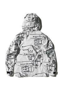 Biała wodoodporna kurtka z odważnym wzorem czarnych linii, tekstem oraz abstrakcyjnymi postaciami. Posiada kaptur i elastyczne mankiety.