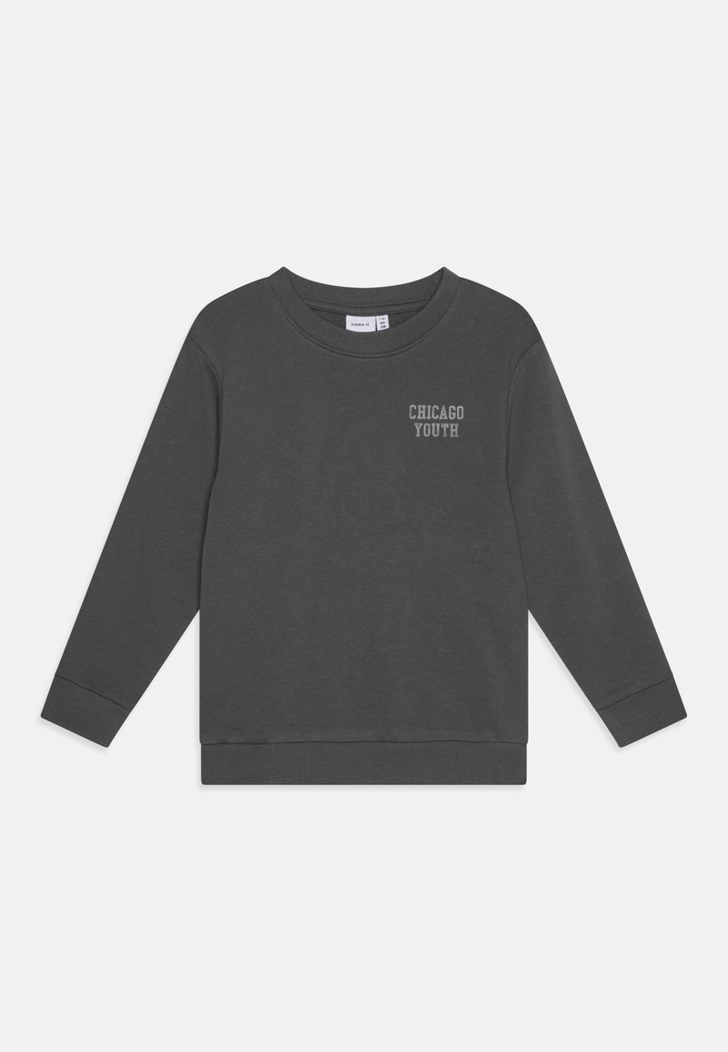 Mørk grå sweatshirt med lange ermer, ribbede mansjetter og nederkant, med teksten "CHICAGO YOUTH" i lysegrå på brystet. Myk stofftekstur.
