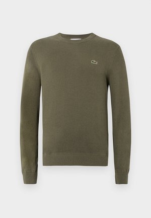 Oliwkowy sweter z długim rękawem i okrągłym dekoltem, z prążkowanymi mankietami i ściągaczem na dole, z małym haftowanym logo krokodyla na lewej piersi.