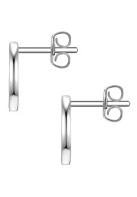 Silverörhängen i form av ringar med en slät, rund design. Har en säker bakdel med fäste och en polerad yta för en reflekterande look.