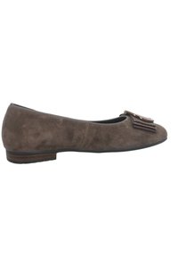 Chaussure plate en daim marron pour femme, avec un petit talon et un nœud décoratif avec un détail métallique à l'avant.
