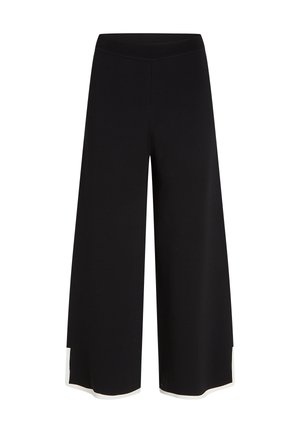 Pantaloni negri cu picioare largi, având un brâu texturat și accente albe la tiv, fabricați dintr-un material moale și flexibil.