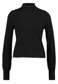 Svart polotröja i mjukt stickat material, med långa ärmar med smala manschetter och en kortad fåll.