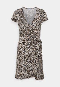 Sukienka w panterkę z krótkimi rękawami, dekoltem w serek, bocznym wiązaniem i falbaniastym dołem. Wykonana z lekkiego, teksturowanego materiału.