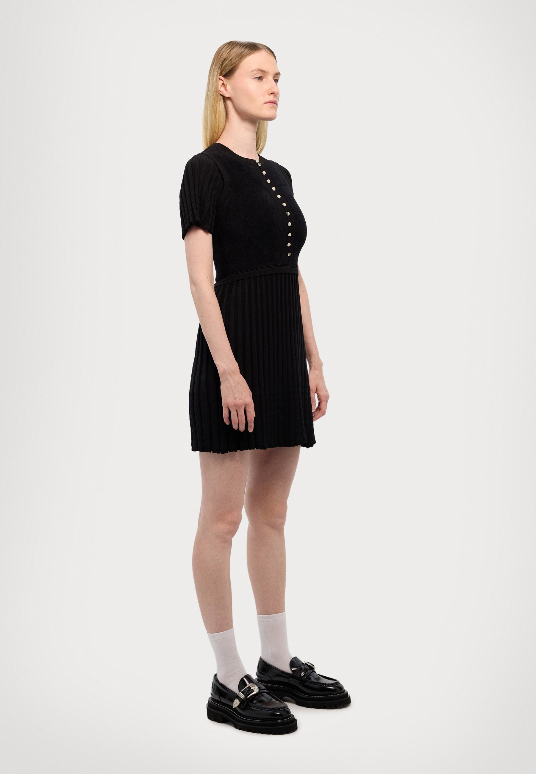 sandro★ROBE COURTE A COL CLAUDINE ワンピース Robe courte à col claudine gris / noir pour femme | Sandro Paris