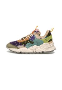 Cette sneaker multicolore présente un mélange de textures avec du daim violet, vert et beige, une doublure moelleuse et une semelle intermédiaire blanche mouchetée.