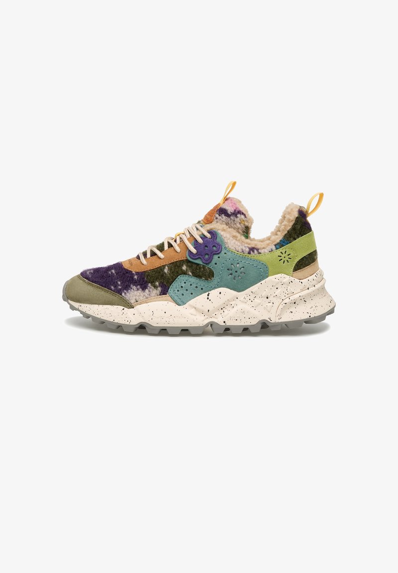 Cette sneaker multicolore présente un mélange de textures avec du daim violet, vert et beige, une doublure moelleuse et une semelle intermédiaire blanche mouchetée.