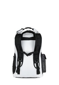 Mochila en blanco y negro, con correas ajustables, bolsillo lateral y tela texturizada. Diseño sencillo y funcional para el uso diario.