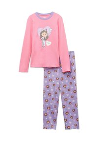 Růžová pyžamová blůza s dlouhými rukávy, na které je obrázek kreslené postavičky a srdíček, doplněná fialovými kalhotami s opakujícím se vzorem postavičky a srdcí.