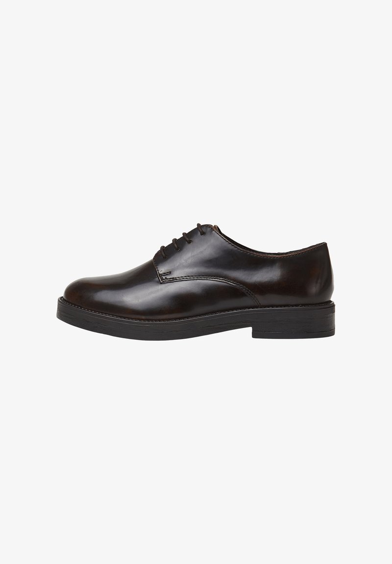 Chaussure de ville pour homme en cuir marron foncé poli, avec laçage fermé et petit talon empilé, vue de côté sur fond blanc.