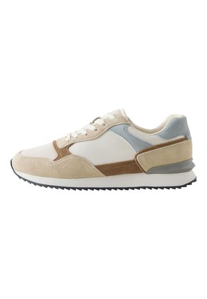 Seitenansicht eines beigen, weißen und hellblauen Sneakers aus Wildleder und Mesh mit weißen Schnürsenkeln und schwarzer, geriffelter Sohle.