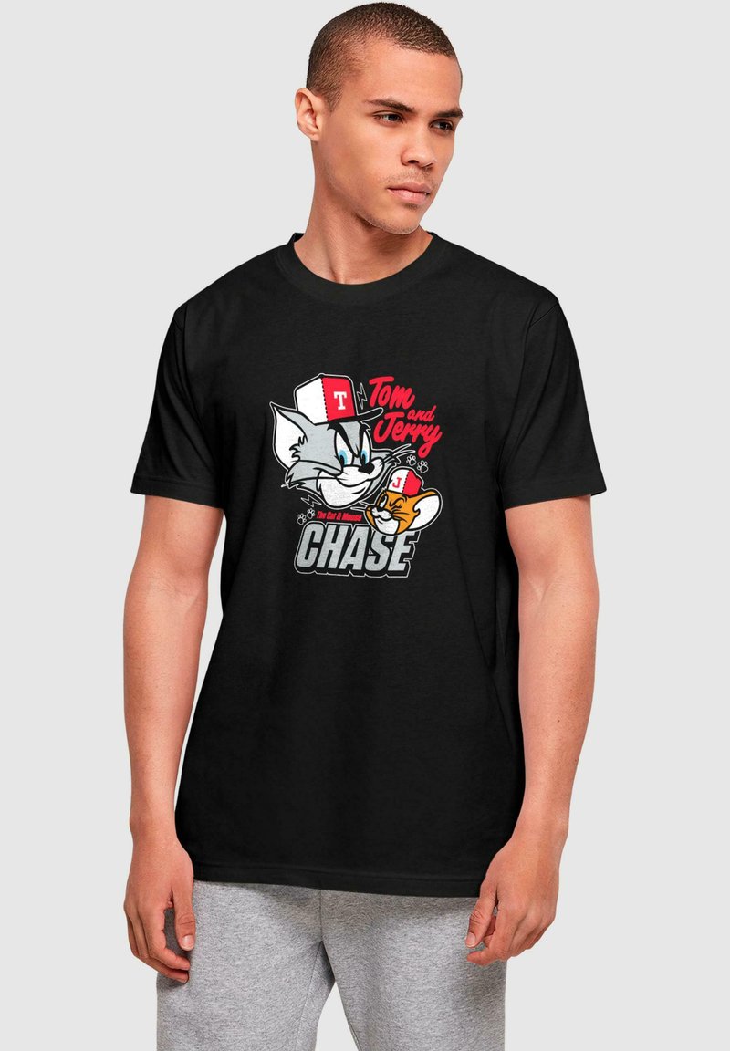 Schwarzes Baumwoll-T-Shirt mit einem animierten Grafik von Tom und Jerry, mit dem Text "Tom und Jerry CHASE" in roter und weißer Schrift. Kurze Ärmel.
