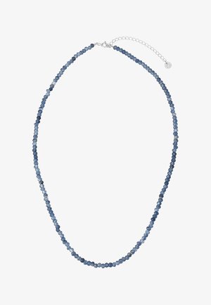 Collar de cuentas azules con gemas facetadas, alternando en tonos de azul, con un cierre de plata y cadena ajustable. Textura suave.