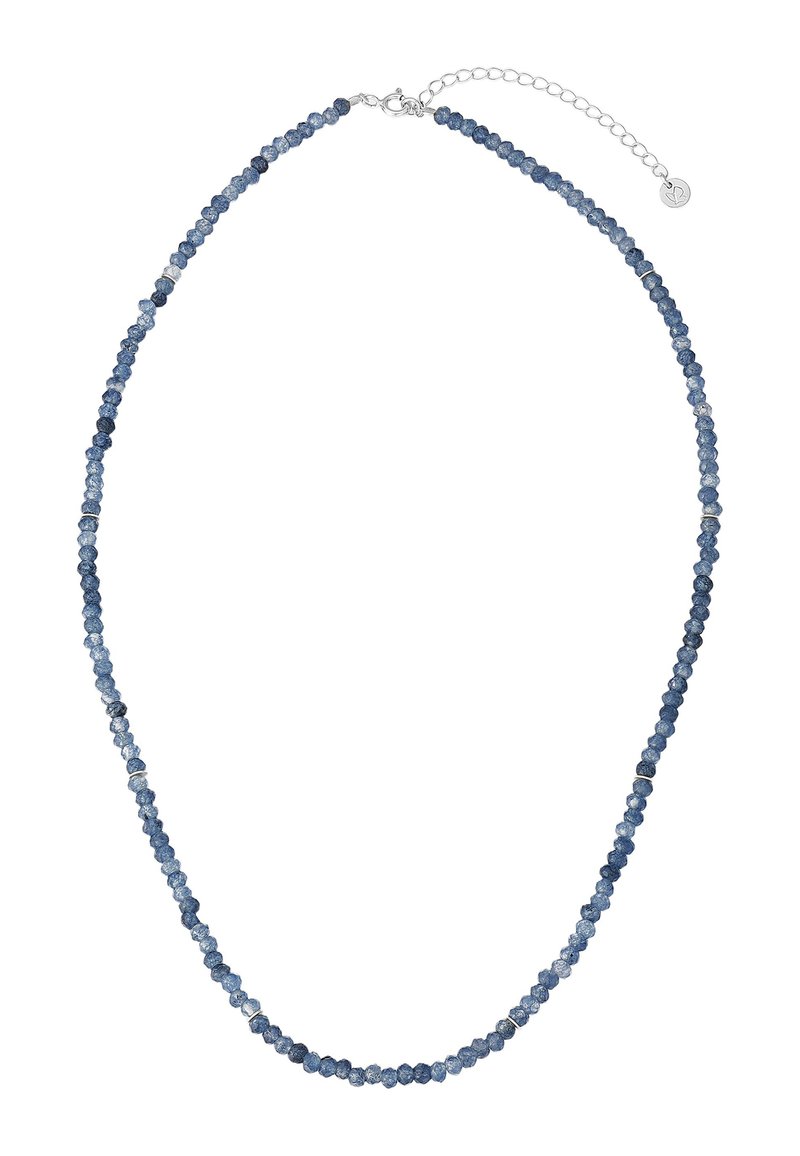 Zila pērlīšu kaklarota ar fasētām dārgakmeņu pērlēm, kas mijas dažādās zilaņās, ar sudraba sprādzi un regulējamu ķēdīti. Gluda tekstūra.