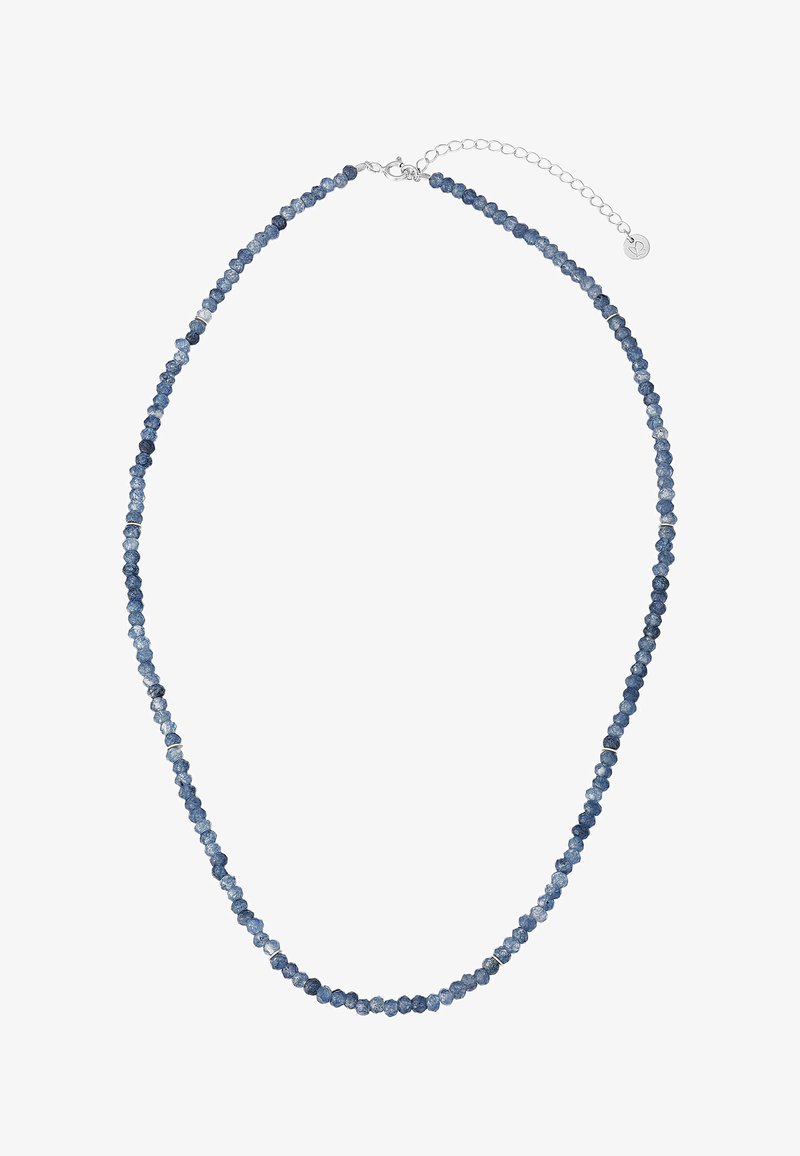 Zila pērlīšu kaklarota ar fasētām dārgakmeņu pērlēm, kas mijas dažādās zilaņās, ar sudraba sprādzi un regulējamu ķēdīti. Gluda tekstūra.