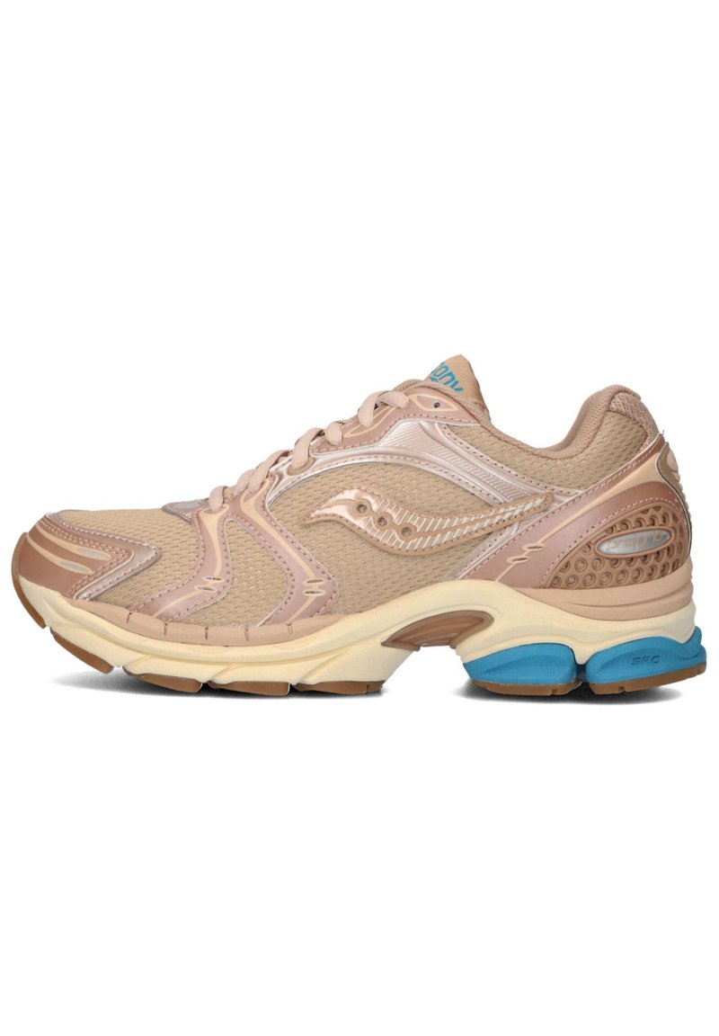 Beige Sport Schuh mit Mesh-Obermaterial, strukturierten Akzenten, einer gepolsterten Sohle, blauen Details und reflektierenden Elementen an den Seiten.