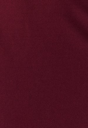 Tela burdeos con una textura lisa y mate, que presenta un aspecto uniforme sin patrones ni acentos en toda la superficie.