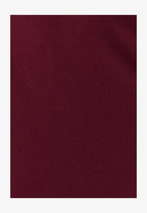 Burgunderfarbener Stoff mit glatter, matter Textur und einheitlichem Aussehen ohne Muster oder Akzente auf der Oberfläche.