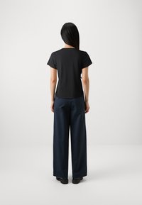 Pinko TURBATO - Pamata T-krekls - nero limousine