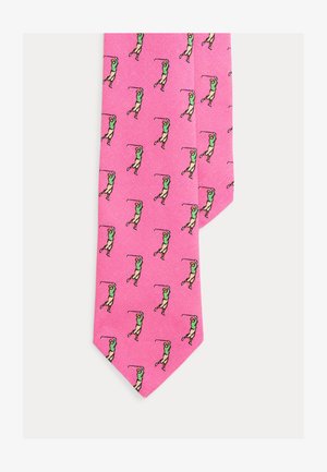 Ροζ γραβάτα με μοτίβο από επαναλαμβανόμενες μικρές εικόνες ενός γκόλφερ σε μέση κίνηση, που φοράει πράσινο πουκάμισο και μπεζ παντελόνι.