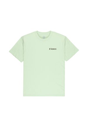 Jasnozielona koszulka z krótkim rękawem i okrągłym dekoltem, z małym czarnym napisem "E.lement" na lewej piersi.
