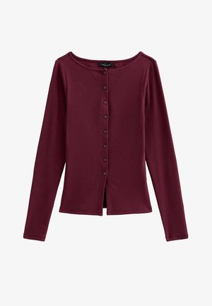 Bordeauxroter, langärmeliger, gerippter Cardigan mit Rundhalsausschnitt und einer vorderen Reihe von sieben Knöpfen, am Saum leicht ausgestellt.