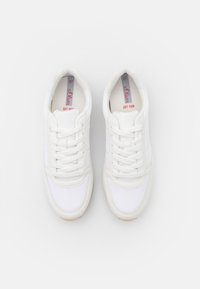 Weiße Sportschuhe aus synthetischem Material mit Schnürverschluss, gepolstertem Kragen, weicher Schaumstoffinnensohle und strukturiertem Gummisohle.