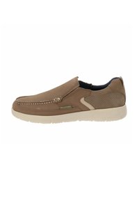 Zapato slip-on de color marrón claro con parte superior de cuero perforado, suela blanca acolchada y un sutil detalle de costura en la parte delantera.