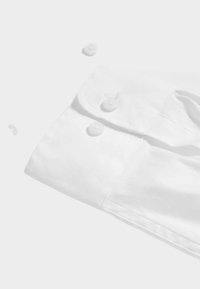 Weißer Langarmshirt-Manschette mit zwei Knopfverschlüssen, ausgestattet mit einer glatten Textur und klaren genähten Details. Die Knöpfe sind rund und aus Kunststoff.