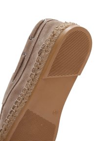 Zapato de ante beige con suela intermedia de yute trenzado estilo espadrille, suela de goma y ojales metálicos para los cordones. Superficie texturizada con perforaciones.
