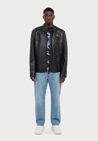 Versace Jeans Couture CHROMO - Tričko s potlačou - black/royal blue