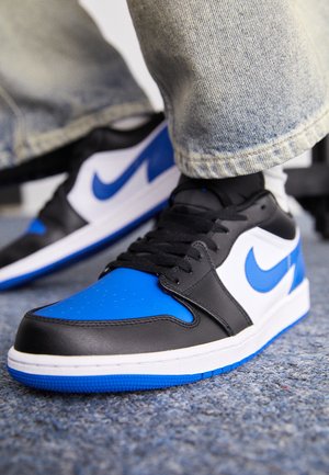Jordan AIR JORDAN 1 LOW UNISEX - Sneakers basse - white/royal blue/black
