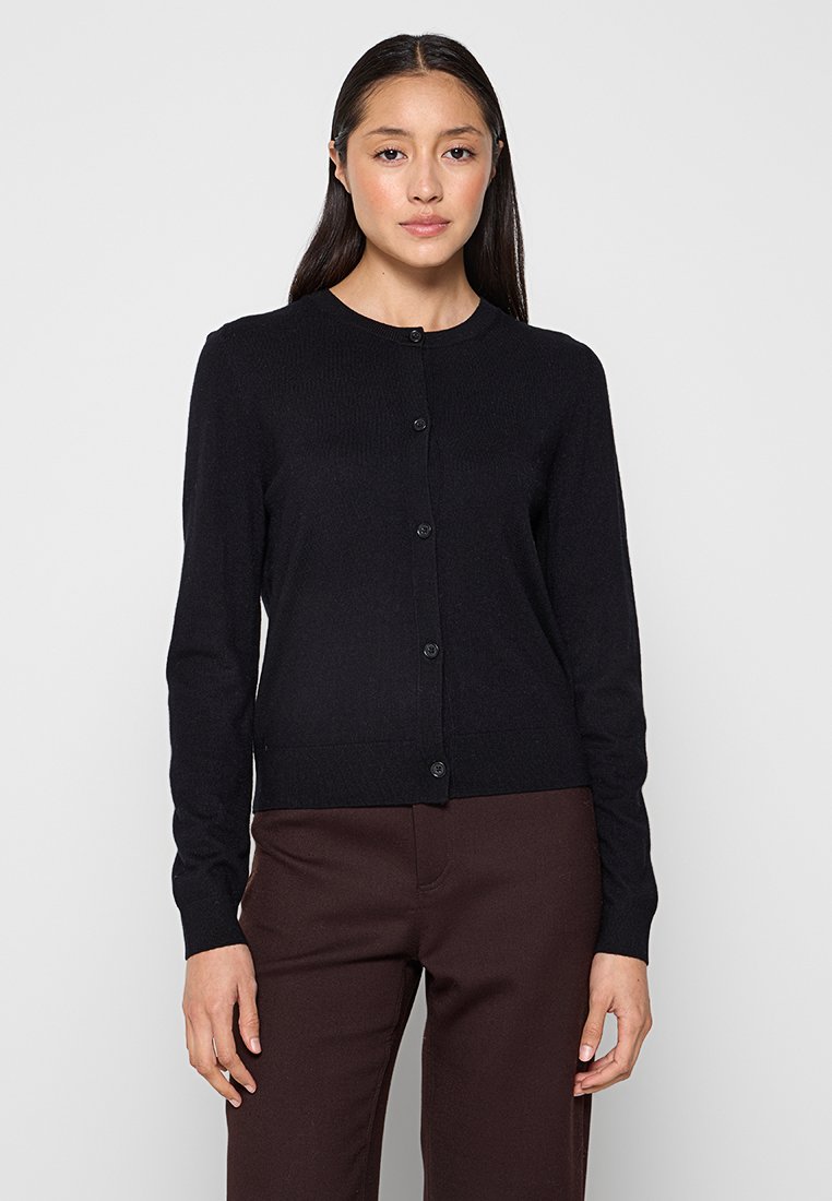 Czarny kardigan wykonany z miękkiego materiału, z okrągłym dekoltem, długimi rękawami, z zapięciem na guziki oraz dopasowanym krojem.