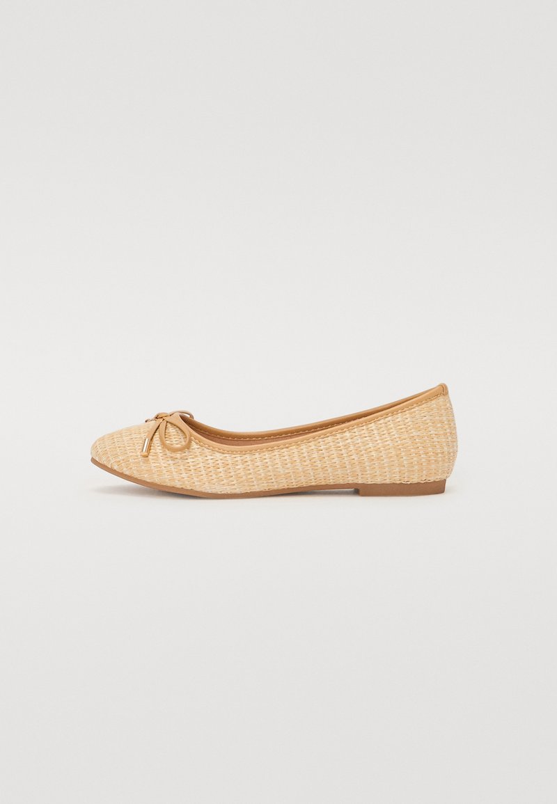 Ballerines en matériau tissé beige avec un bout arrondi, présentant un petit nœud sur le devant et un talon bas et plat.