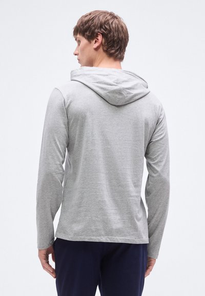 Hoodie de mangas compridas cinzento claro com capuz ajustável com cordão. Textura suave, corte descontraído e punhos canelados. Detalhe de costura notável na parte de trás.